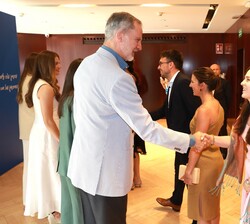 Sus Majestades los Reyes, acompañados de Sus Altezas Reales la Princesa de Asturias y la Infanta Doña Sofía, durante los saludos a los Premiados Princ